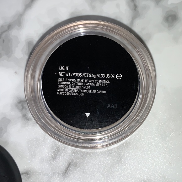 LIGHT Mineralize Foundation Loose Powder MAC Cosmetics - Picture 4 of 11